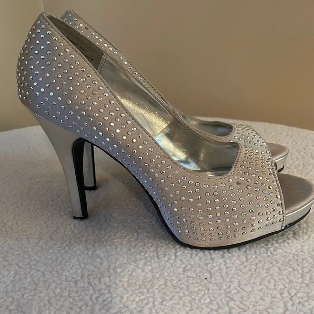 BNWT Rampage Women's Sparkling Silver High Heel Shoes Size 8M - Picture 2 of 4